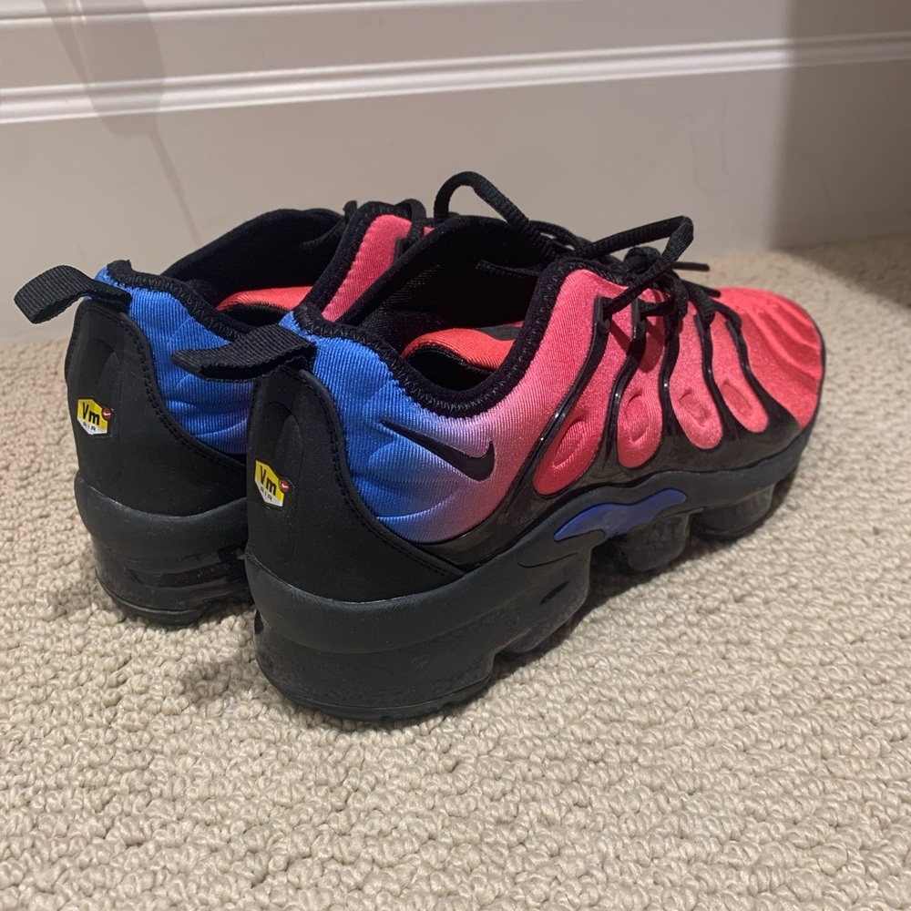 pink/blue vapormax plus